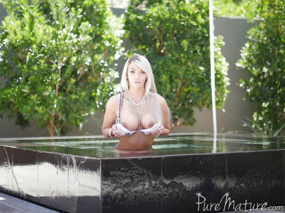 Jaw dropping Brooke Paige delights with a premium pool nude show - #7