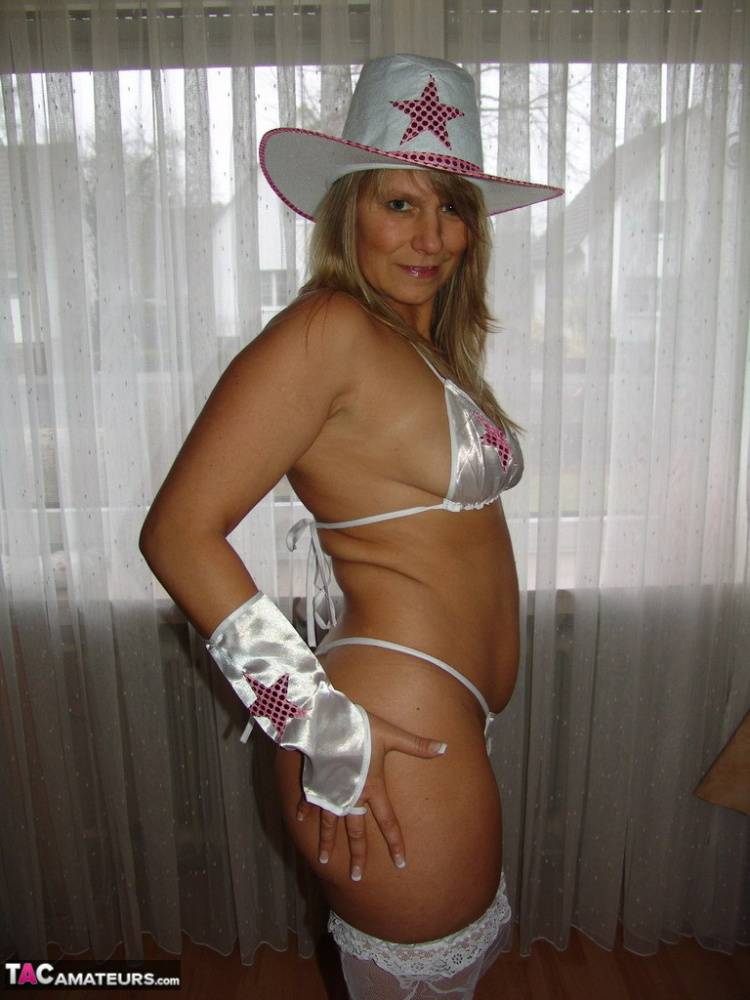 Amateur chick Sweet Susi parts her pussy lips in a Texas themed bikini and hat - #7