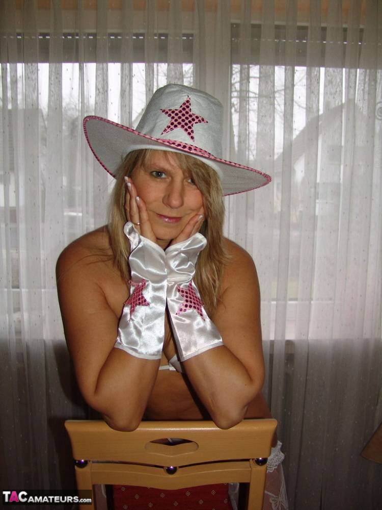 Amateur chick Sweet Susi parts her pussy lips in a Texas themed bikini and hat - #12