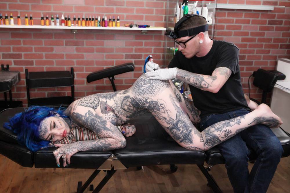 Tattoo enthusiast Amber Luke gets fucked after getting a new tat - #4