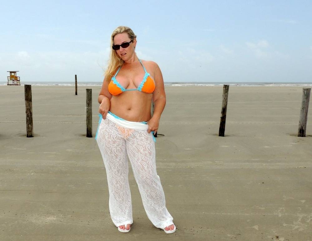 Amateur BBW Dee Siren frees big tits and huge ass from a bikini on the beach - #9