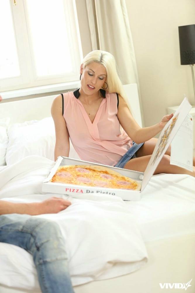 Beautiful blonde chick Blanche Bradburry seduces the pizza delivery driver - #1