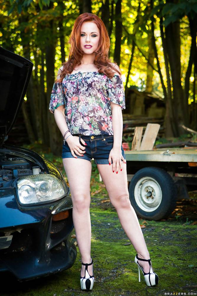 Redhead teenager Ella Hughes exposing big white booty outdoors - #15