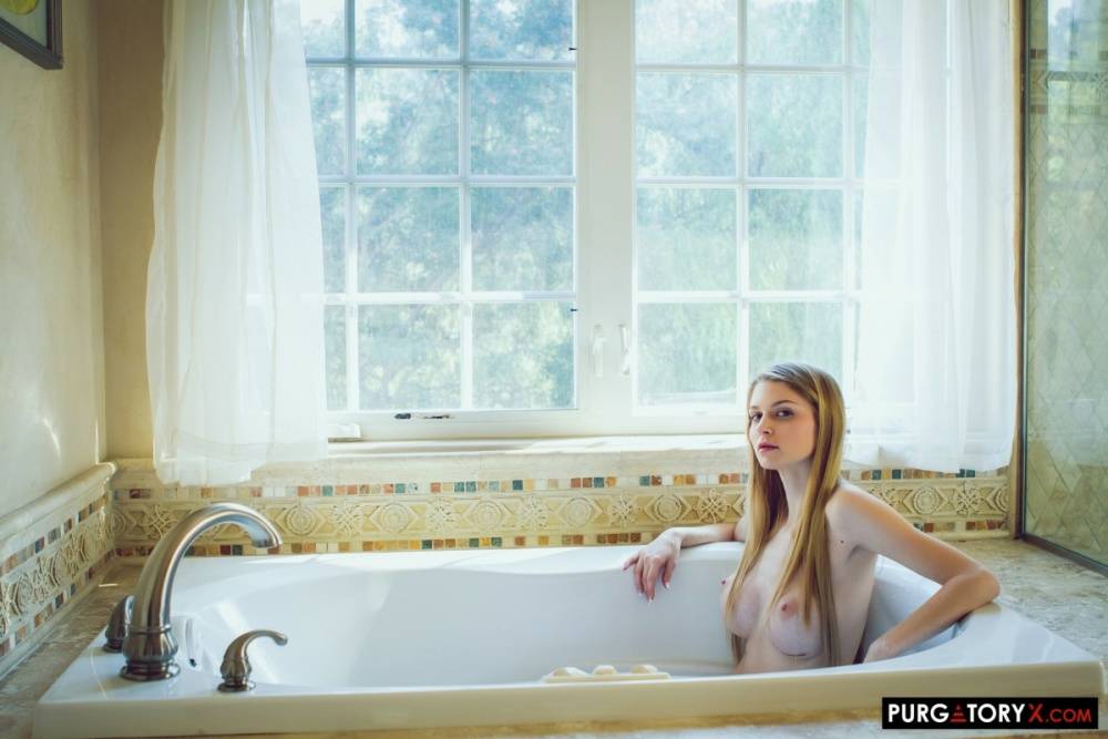 Leggy girls April Snow and Nadya Nabakova have a threesome in the bathtub - #8