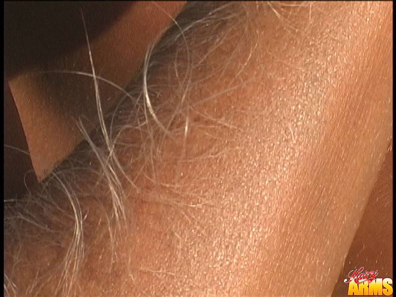 Amateur model Lori Anderson displays her hairy arms while naked in sunglasses - #12