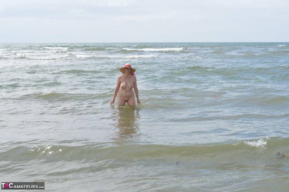 Older amateur Barby Slut wades into the ocean in nothing more than a sun hat - #7