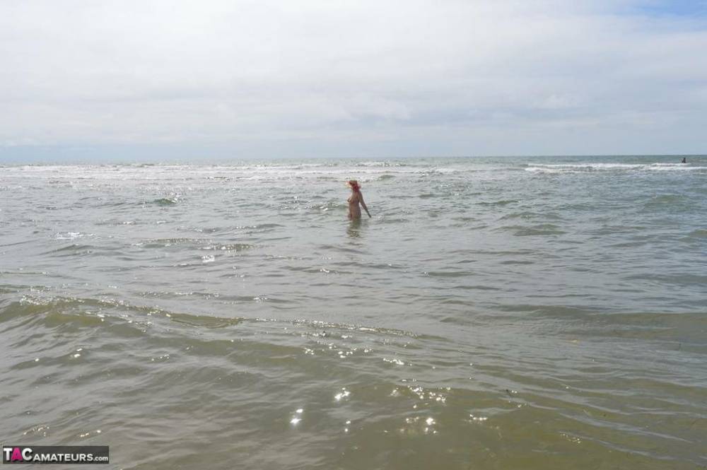 Older amateur Barby Slut wades into the ocean in nothing more than a sun hat - #2