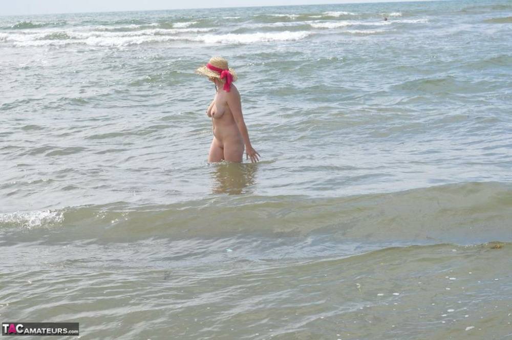 Older amateur Barby Slut wades into the ocean in nothing more than a sun hat - #12