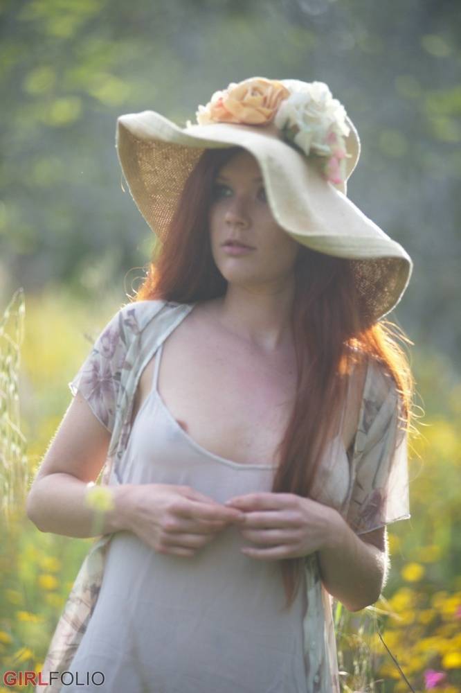Natural redhead Mia Sollis strikes great nude poses in a big sun hat - #6
