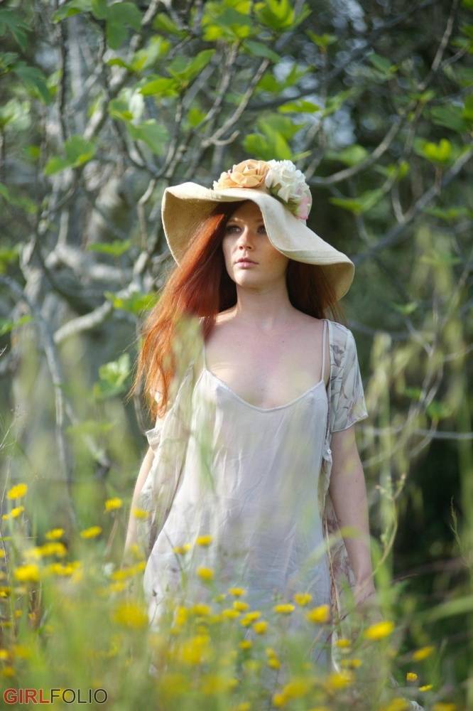 Natural redhead Mia Sollis strikes great nude poses in a big sun hat - #9