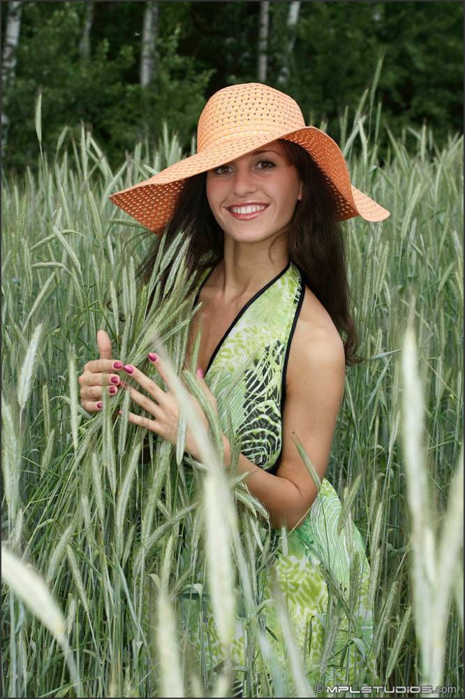 Brunette girl with great tits models totally naked in a hay field - #10