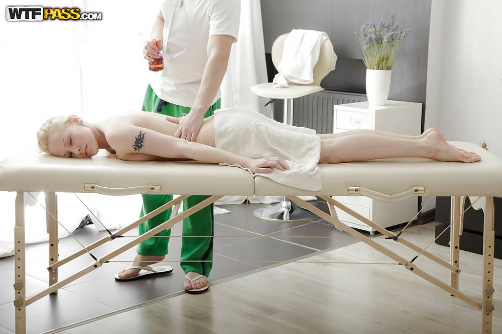 Fantastic girl with an amazing ass Tori enjoys a relaxing massage - #11