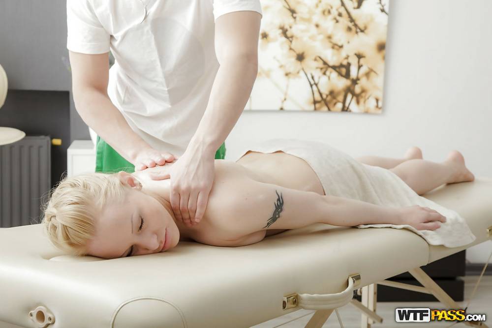 Fantastic girl with an amazing ass Tori enjoys a relaxing massage - #6