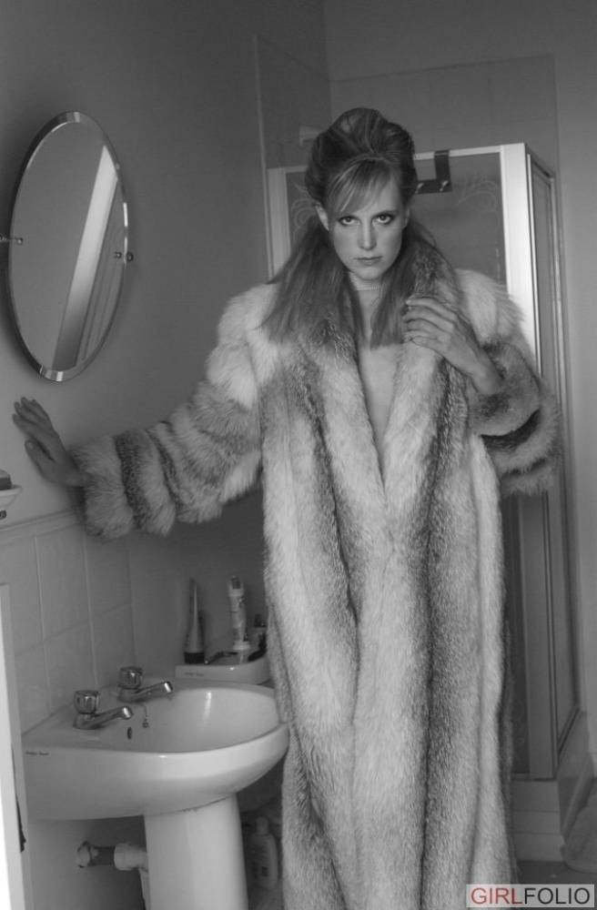 UK model Joceline Brook Hamilton removes a full-length fur coat to get naked - #3