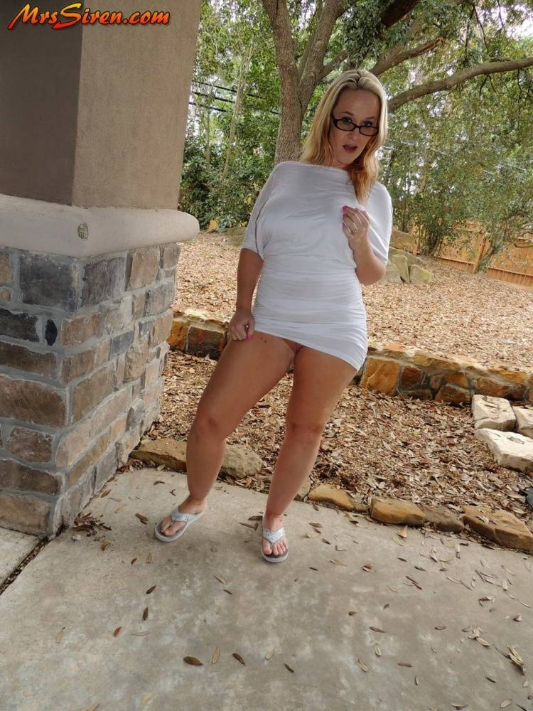Fat blonde Dee Siren exposes herself in flip flops next to a parking lot - #6