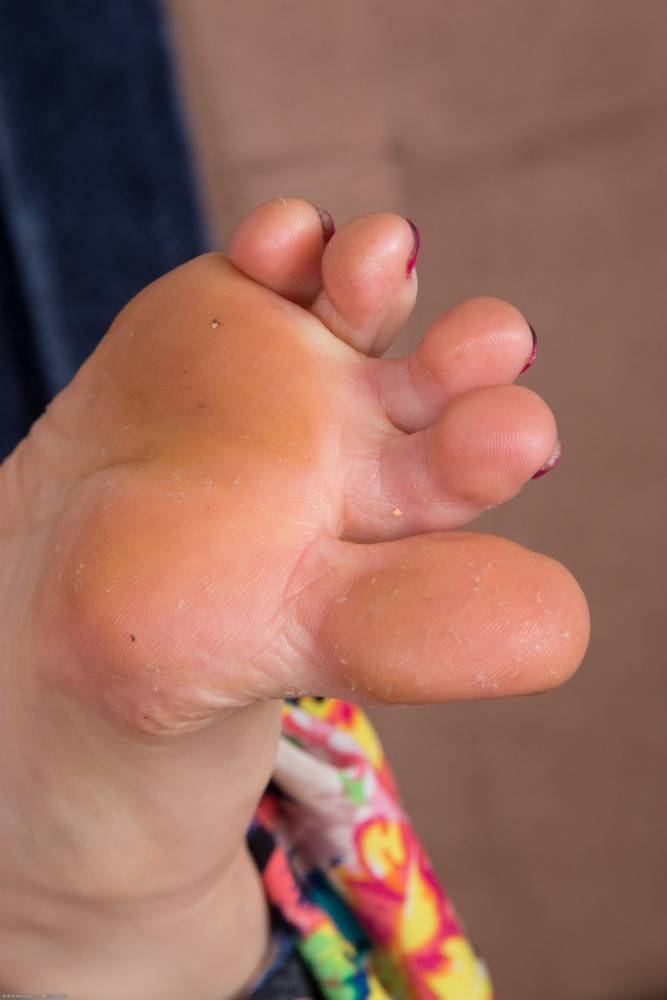 Hot mom Stacey Stax shows her feet in a closeup shoot and stretches hairy twat - #12