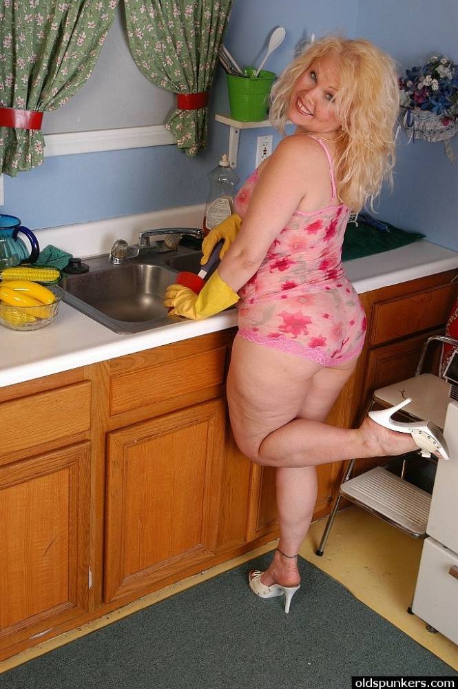 Sexy close ups of chubby chick Sunshine spreading pink pussy in kitchen - #5