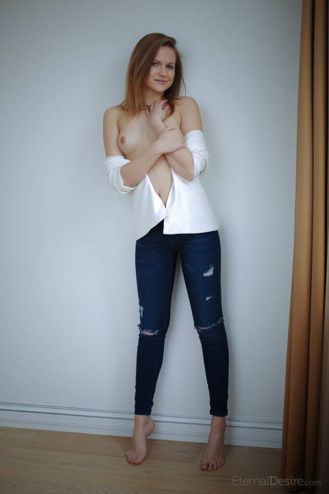 Teen model Elizabeth L takes off a white shirt and ripped jeans to pose naked - #15