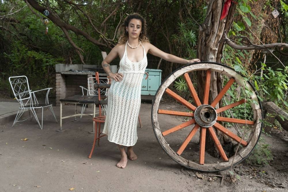 Amateur chick bares her all natural body on a patio chair by a wagon wheel - #6