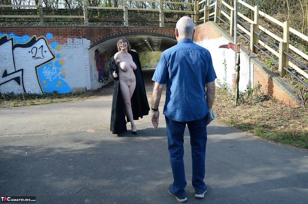 Older amateur Barby Slut flashes a stranger while taking a walk - #14