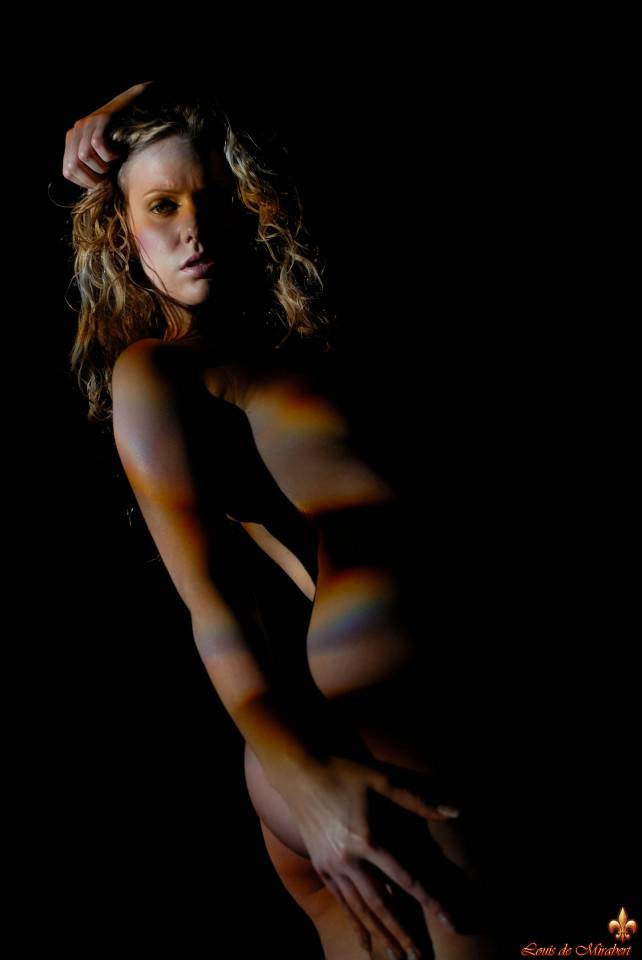 Solo model casts sultry looks during a totally nude shoot in poor light - #12