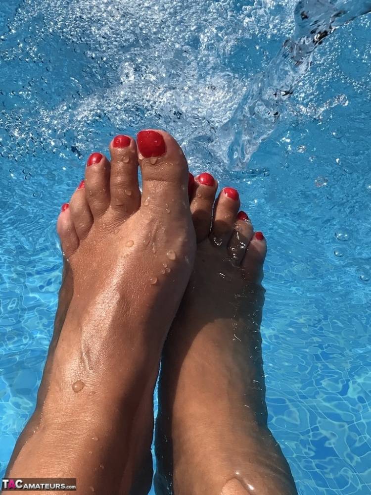 Mature woman Sweet Susi dips her painted toenails into a swimming pool - #4