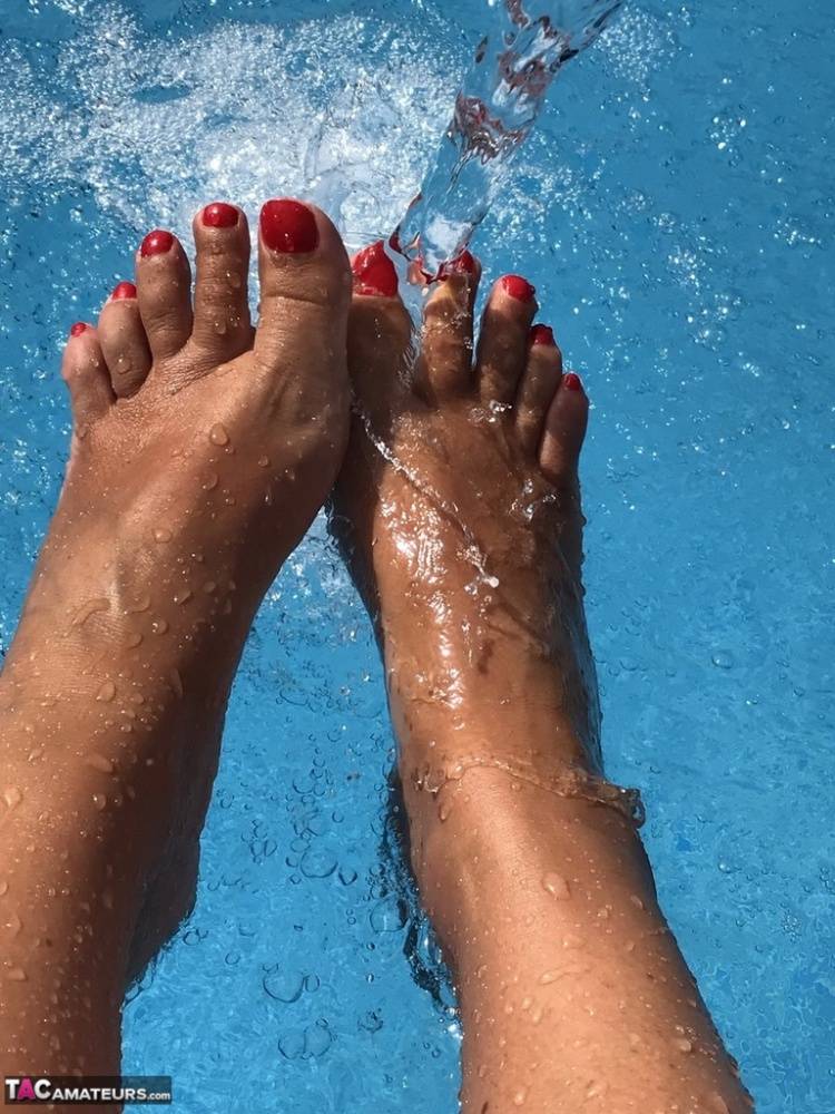 Mature woman Sweet Susi dips her painted toenails into a swimming pool - #2