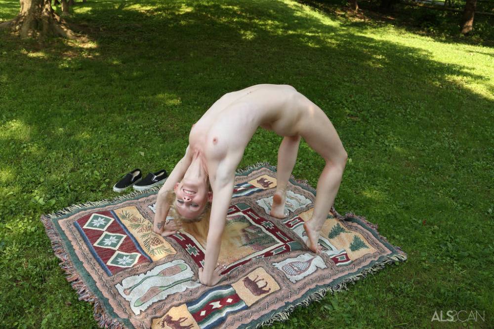 Cute blonde Emma Starletto shows off her flexibility while naked in the yard - #9