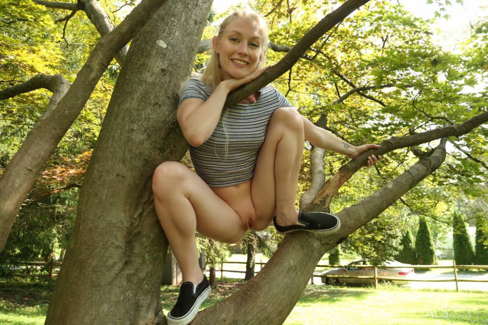 Cute blonde Emma Starletto shows off her flexibility while naked in the yard - #8