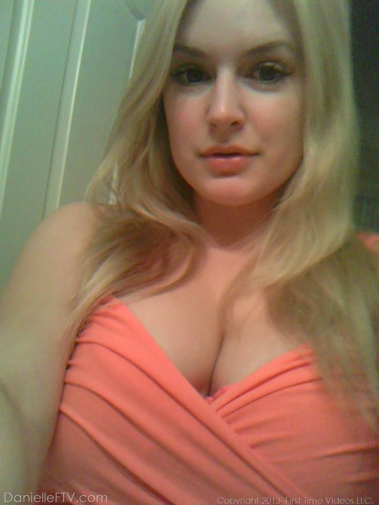 Blonde amateur Danielle Ftv dons numerous outfits for non nude selfies - #8