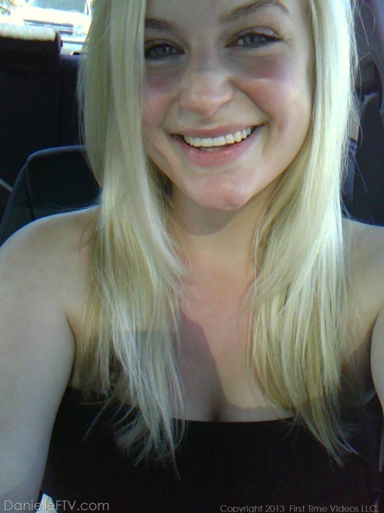 Blonde amateur Danielle Ftv dons numerous outfits for non nude selfies - #5