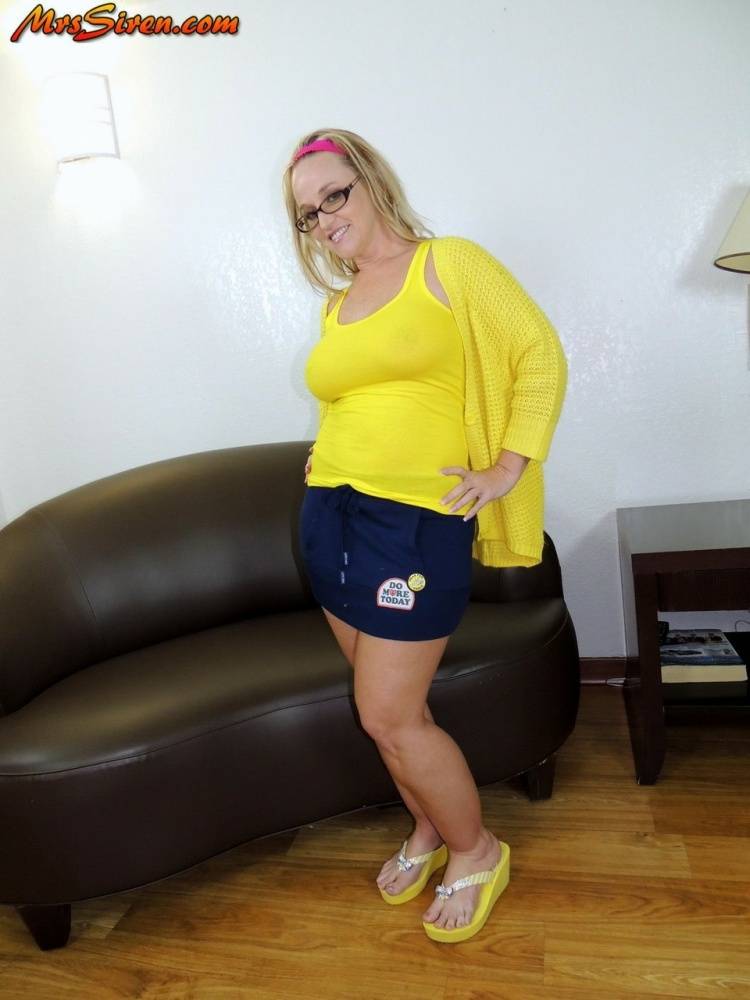 Amateur model Dee Siren hikes up a miniskirt to expose her huge ass and snatch - #6