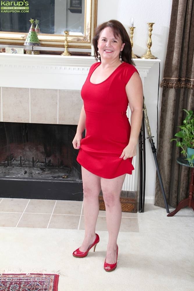 Older amateur Felicia Mcdonald doffs a red dress before parting her pussy lips - #15