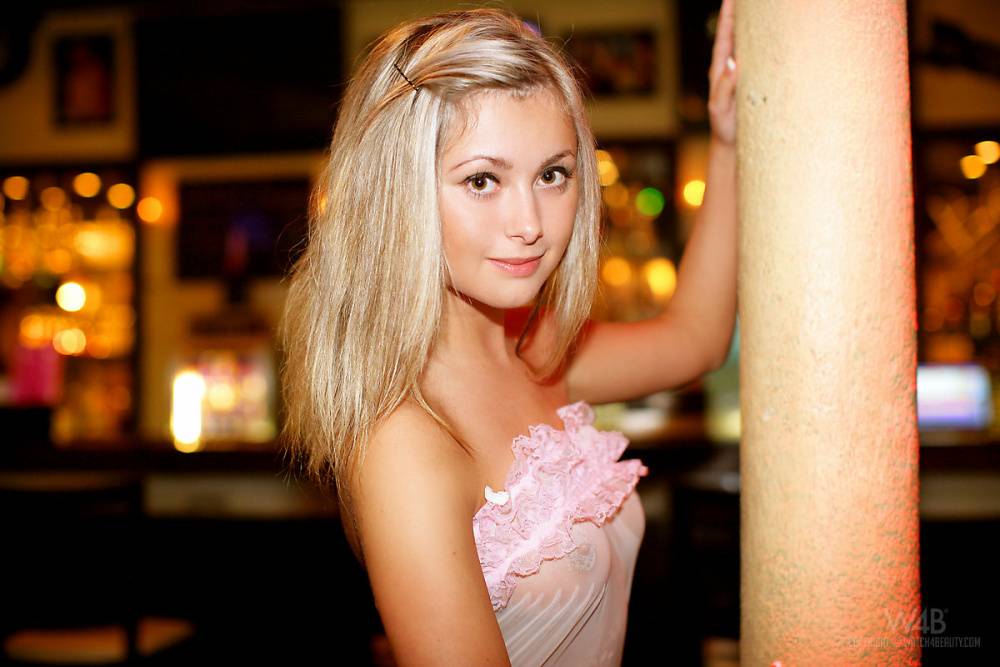 Blonde girl Winter Peach flashes her tits before getting naked at a strip club - #12