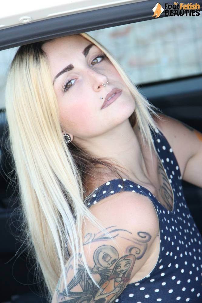 Tattooed girl Medusa Blonde shows her bare feet and ass while in a car - #10