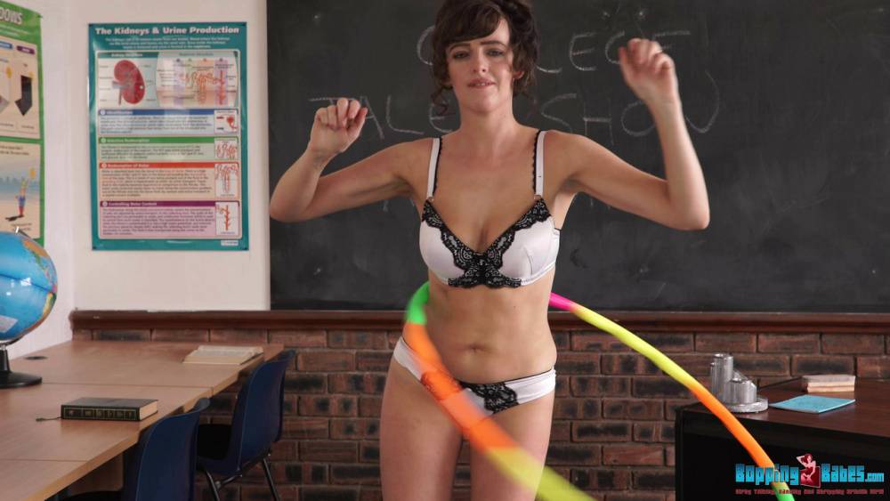 British amateur Kate Anne unleashes her big naturals while hula hooping - #2