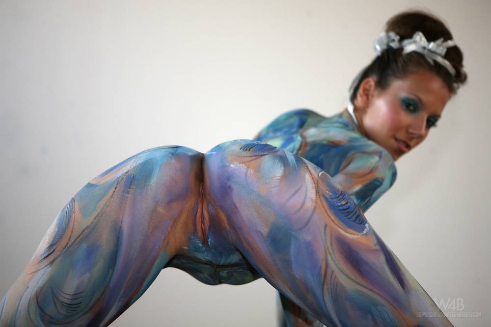 Solo model with nice tits models naked but covered in body paint - #3