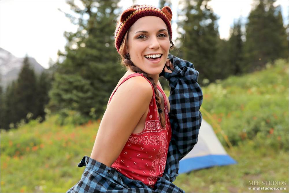 Glamour model gets naked in a toque while camping out in back country - #8