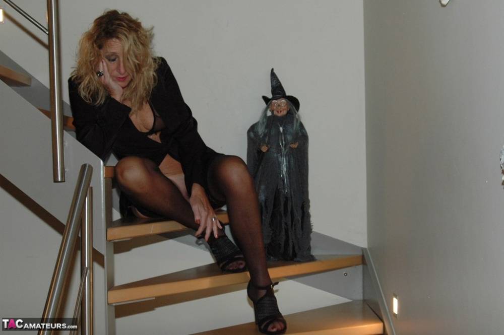Older slut Kyra spreading naked pussy on the stairs wearing high heels - #9