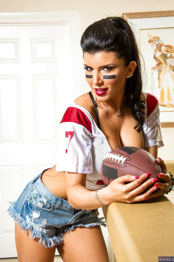Latina milf with big tits Sheila Marie plays with her football - #8