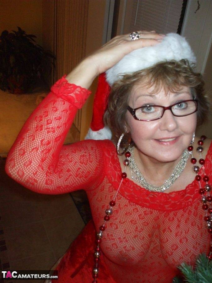 Mature amateur Busty Bliss shows her tits and twat after to much wine at Xmas - #11