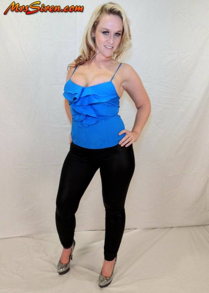 Middle-aged blonde Dee Siren displays her ample cleavage in tight pants - #13