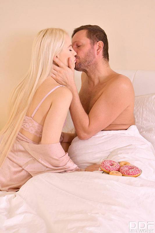 Beautiful blonde Nikki Hill serves breakfast in bed before giving a blowjob - #8