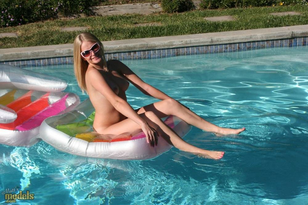 Blonde amateur Ziggy parts her pink twat on air mattress in swimming pool - #7