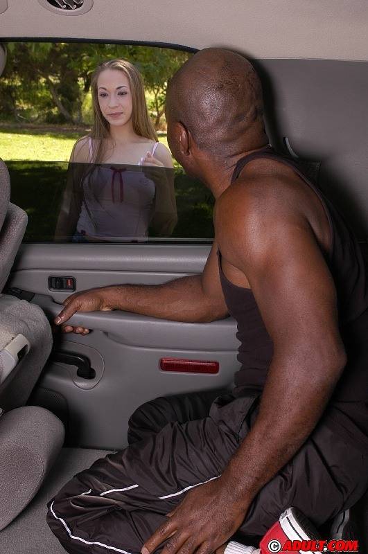 Slutty chick with slippy curves goes down on a black shlong on the back seat - #4