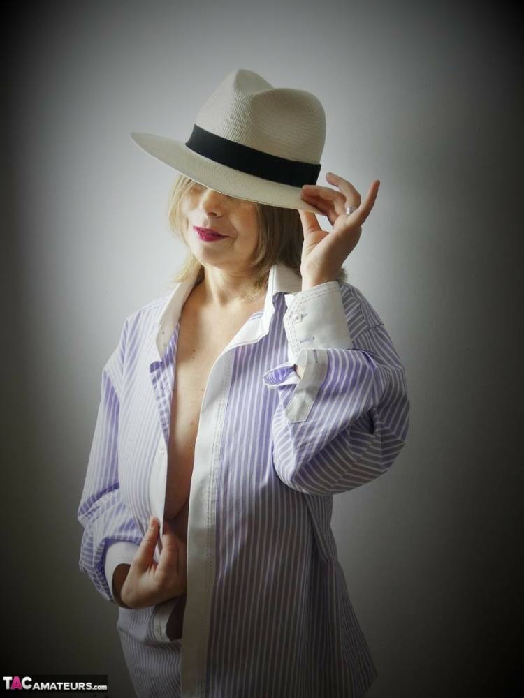 Blond amateur Posh Sophia displays her huge boobs while wearing a hat - #7