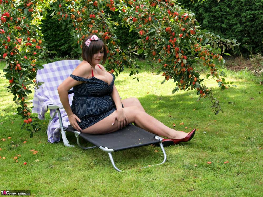 Fat amateur Roxy shows her bare legs in a short dress in the backyard - #1