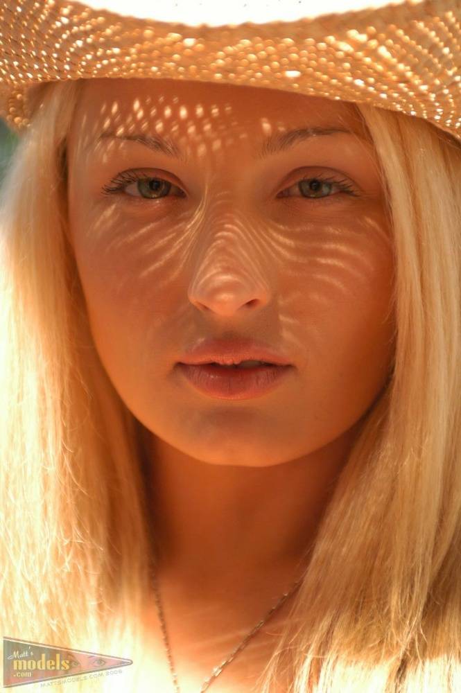 Blonde solo model Leola strips naked wearing a straw sun hat - #8