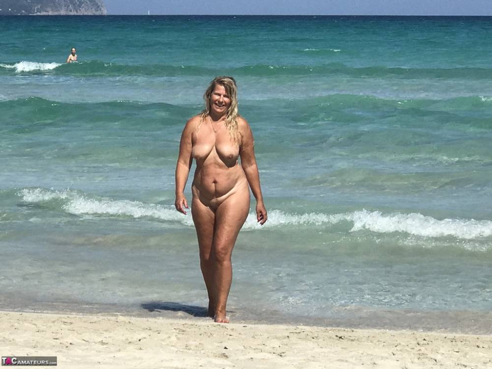 Fat mature woman Sweet Susi hangs out at the beach in the nude - #4