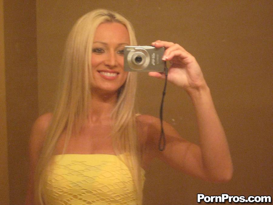 MILF babe with a big breast Diana Doll takes amateur shots of herself - #9